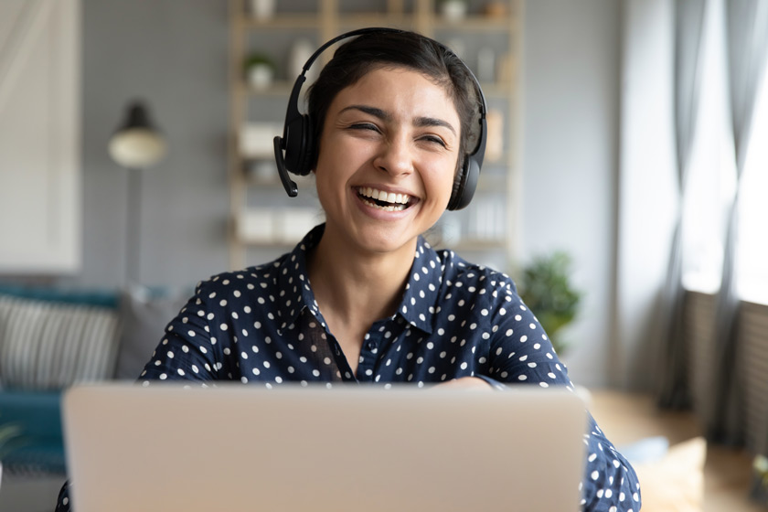 Frau mit Headset am PC
