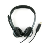 USB-Headset auf weißem Untergrund
